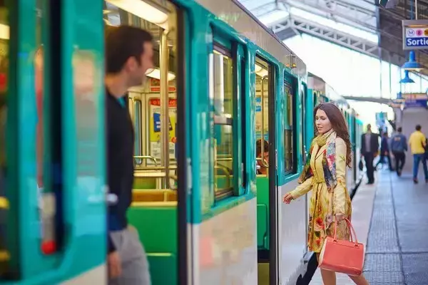 パリの電車バスは「油断ならない」 在住の日本人女優 ならではの“クセ”と“コツ”を解説 「乗りますアピール」が大事!?