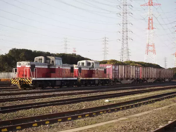 「「異色すぎる急行列車」を再現！ ディーゼル機関車に“気動車”を連結しちゃったワケ 「路線図にない区間」を体験してきた」の画像