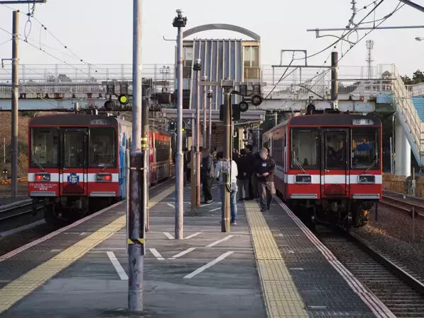 「「異色すぎる急行列車」を再現！ ディーゼル機関車に“気動車”を連結しちゃったワケ 「路線図にない区間」を体験してきた」の画像