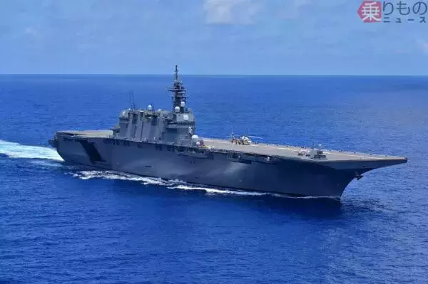「海自最大の護衛艦」と「世界最大級の軍艦」が洋上で並んだ！ 圧巻の編隊航行を上空から捉えたショットが公開