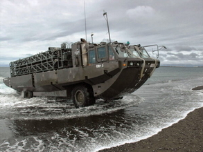 海を走る巨大トラック!? AAV7より前から活躍する陸上自衛隊の“激レア”水陸両用車両とは