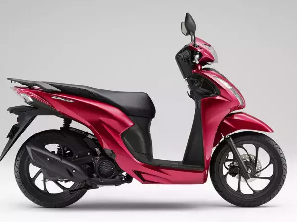 「スクーター界のカローラ」!? 多彩すぎる派生モデルはベースがすごいから！ 9年ぶり“原付免許OKモデル”も登場のホンダ「ディオ」を振り返る