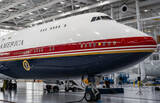 「新“エアフォースワン”は「白と水色」じゃない!? アメリカ国旗仕様の機体 トランプ大統領乗せ初飛行の映像公開」の画像1