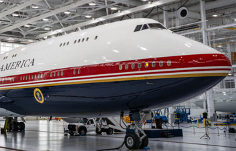 新“エアフォースワン”は「白と水色」じゃない!? アメリカ国旗仕様の機体 トランプ大統領乗せ初飛行の映像公開