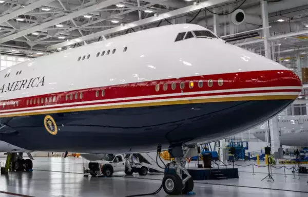 新“エアフォースワン”は「白と水色」じゃない!? アメリカ国旗仕様の機体 トランプ大統領乗せ初飛行の映像公開