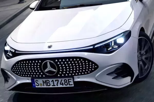 「庶民派ベンツ」新型CLAのEV版が登場！ グリルに「142個のLED」 補助金98万円