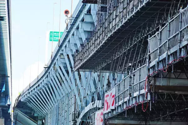 この橋ぜ～んぶ「塗装剥がして塗り直し！」1日16万台が走る首都高「作り直せない橋」老朽化対策みてきた 鉄骨1700本 現場はまるで巨大ジャングルジム