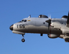 航空自衛隊の最年長機はなんと60歳!? 民間旅客機なら退役間違いなしの機体が飛び続ける理由とは