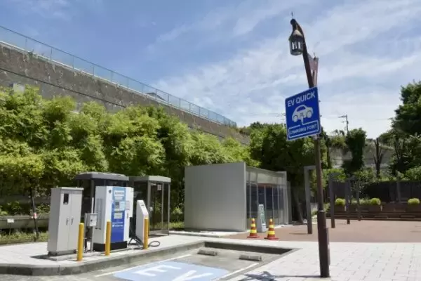 「充電しっぱなし」は超過料金1000円!? EV社会の“意外なルール”と「走りながら充電」実用化の衝撃