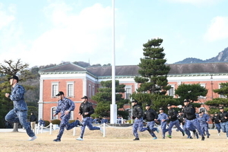 腰痛を抱えて「常にダッシュ」!? 湿布が友達のベテラン自衛官が挑む過酷な学び直し 海自「C幹」のリアルな江田島生活