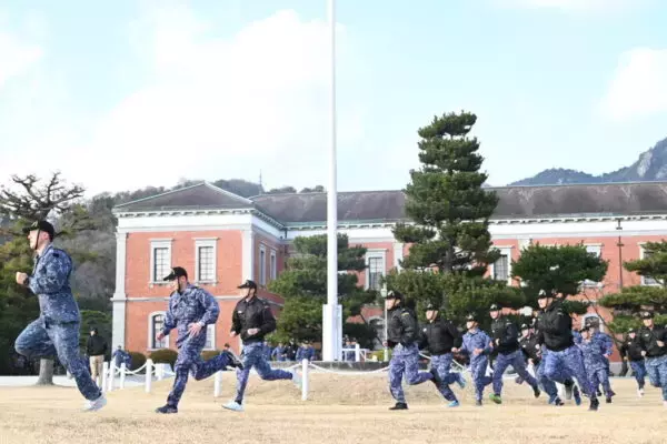 腰痛を抱えて「常にダッシュ」!? 湿布が友達のベテラン自衛官が挑む過酷な学び直し 海自「C幹」のリアルな江田島生活