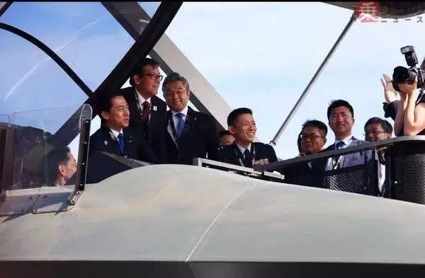 進次郎大臣、まさかの空自の次期戦闘機「GCAP」に搭乗!? 降臨も納得の“近未来コクピット”の中身