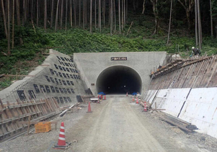 紀伊半島の山中を貫く「わざわざ作り直したトンネル」ついに開通へ 内部コンクリート“ぜんぶ剥がして”約3年遅れ 唯一の国道の代替路に