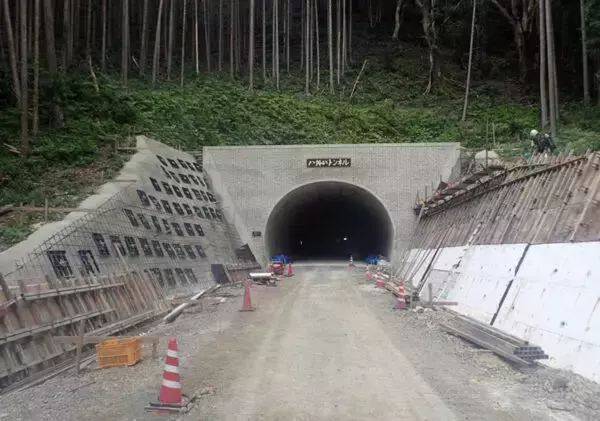 紀伊半島の山中を貫く「わざわざ作り直したトンネル」ついに開通へ 内部コンクリート“ぜんぶ剥がして”約3年遅れ 唯一の国道の代替路に