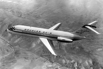 ダグラス社の超傑作機「DC-9」 ”経営傾くほど売れた”のはナゼ？ 特徴的な「リアジェット」は利点多数！