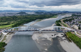「工事の早さに驚いた」豪雨で傾いた大河の橋「年度内に復旧」へ 通行止めから6年足らず トラス橋→アーチ橋に新装！ 岐阜