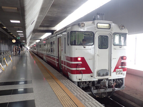 あの“ローカル線の顔”が「超都会を走る花形列車」に!? 海外で第二の人生を満喫するキハ40に乗った！