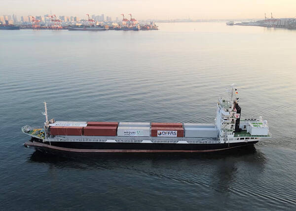 海の銀座・東京湾で大型コンテナ船「無人運航」に成功 パナマ運河も余裕？ 世界初