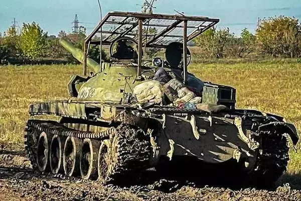 「ロシア軍「骨董品戦車」と「異形のレア車両」もろとも撃破される ウクライナが映像公開  猛威を振るうドローン」の画像