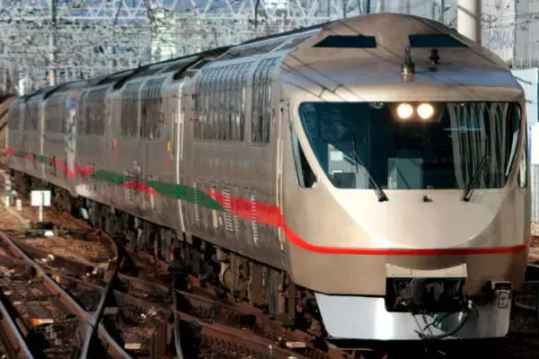 元「三セクの看板特急」完全廃車へ ボロボロ状態だった金ピカ車体もついに「お別れ」最後のイベントで門出