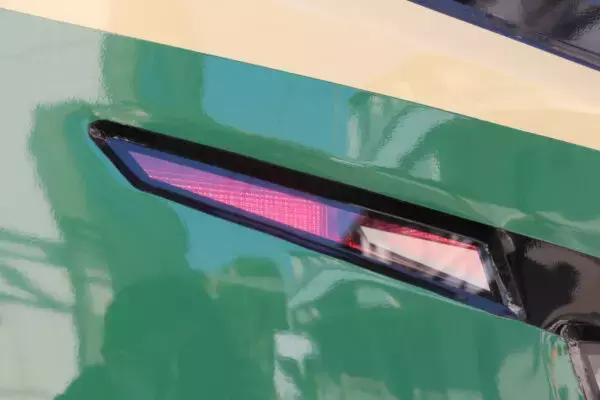 江ノ電の「20年ぶり新型車両」ついに公開！ 特徴的な座席配置で混雑緩和を目指す “鉄道業界初採用”のモノも