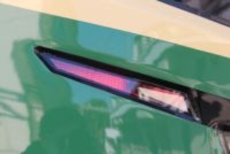 江ノ電の「20年ぶり新型車両」ついに公開！ 特徴的な座席配置で混雑緩和を目指す “鉄道業界初採用”のモノも