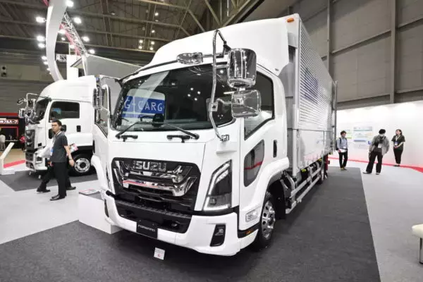 「ギガや“自動連結”クオンも登場 いすゞ＆UDの巨大ブースの中身とは ジャパントラックショー2026」の画像