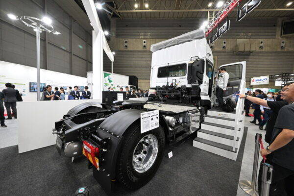 ギガや“自動連結”クオンも登場 いすゞ＆UDの巨大ブースの中身とは ジャパントラックショー2026