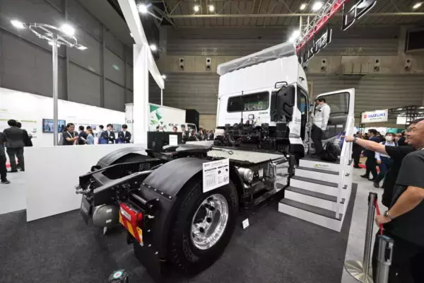 「ギガや“自動連結”クオンも登場 いすゞ＆UDの巨大ブースの中身とは ジャパントラックショー2026」の画像