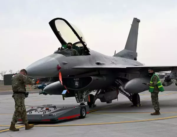 アメリカ空軍 空港で航空機の相棒だった“アレ”までロボット化？ 地上で戦闘機を動かす方法が激変