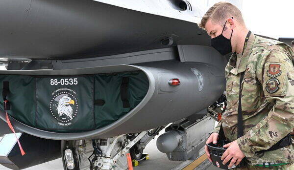 アメリカ空軍 空港で航空機の相棒だった“アレ”までロボット化？ 地上で戦闘機を動かす方法が激変