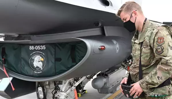 「アメリカ空軍 空港で航空機の相棒だった“アレ”までロボット化？ 地上で戦闘機を動かす方法が激変」の画像