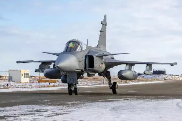 高速道路から出撃し、回避不能のミサイルを放つ！「グリペン」戦闘機はウクライナの“空の守護神”となれるか？