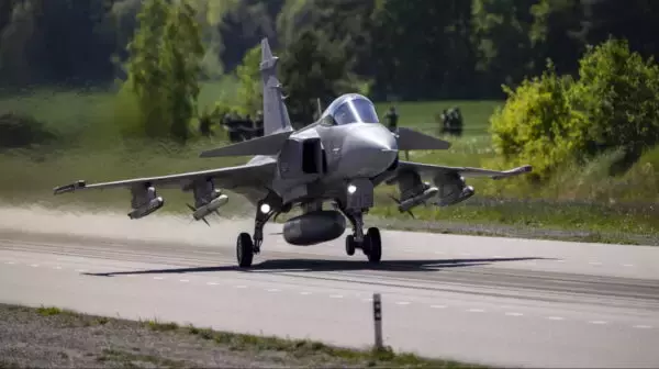 「高速道路から出撃し、回避不能のミサイルを放つ！「グリペン」戦闘機はウクライナの“空の守護神”となれるか？」の画像