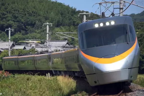 JR四国「33年選手の特急」による“アンパンマン列車”もリニューアル！ 超カワイイ特別座席、5倍以上に増加!? デザイン一新！