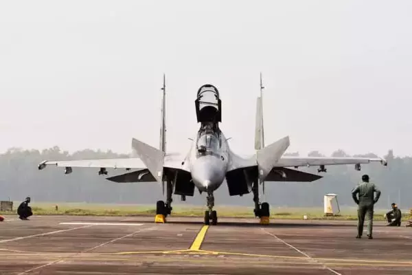 ウクライナ侵攻でも多用される「滑空爆弾」新たな国が投下実験に成功！ 兵器の国産化を強く推進 インド