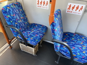 「路線バスの優先席、なぜ後ろにないの？」実は法律に由来 知られざる“ちょっとした工夫”とは
