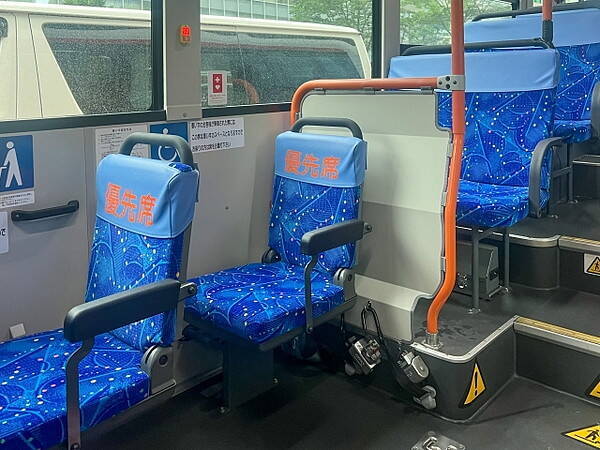 「路線バスの優先席、なぜ後ろにないの？」実は法律に由来 知られざる“ちょっとした工夫”とは
