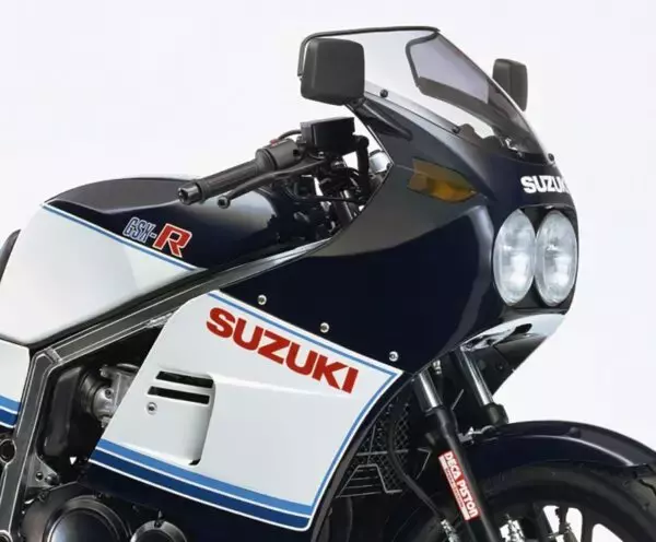 「兄弟車があまりに多い」「販売店が埋め尽くされた」その恐るべき最盛期とは？ スズキ「ジスペケ」もうすぐ半世紀