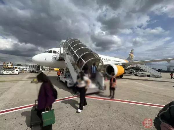 「日本じゃ激レア！ クセ強すぎて話題の「シマシマ塗装の航空会社」機内はどんな？ 実際に乗ってみた結果」の画像