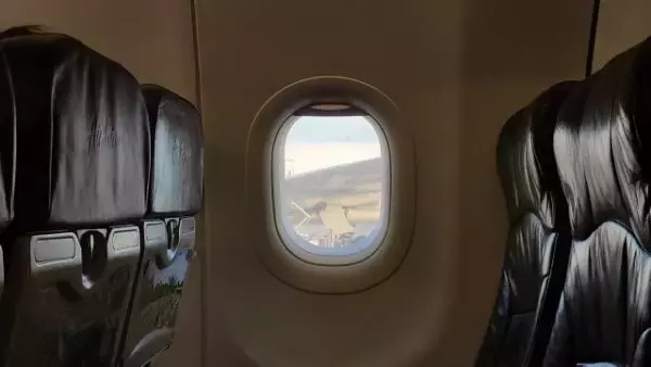 飛行機の窓にポツン「謎の穴」の正体とは？ 欠陥じゃない！ 実は人命と絶景を守るスゴい工夫だった