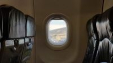 飛行機の窓にポツン「謎の穴」の正体とは？ 欠陥じゃない！ 実は人命と絶景を守るスゴい工夫だった