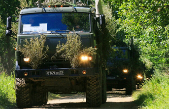 ロシア軍トラックに奇妙な「シマウマみたいな模様」が出現!? 実は100年以上前の技術の焼き直しだった