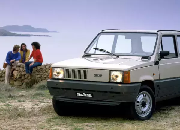 「「車内でキャンプができるコンパクトカー」46年経っても大人気!? 四角いほうの「フィアット・パンダ」のスゴさとは デザイナー「私の最高傑作」」の画像