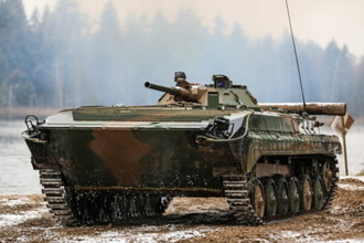 ウクライナ軍が魔改造！「50年前の旧ソ連製戦闘車両」に最新無人砲塔を合体させた“キメラ車両”とは
