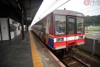 関東では座席が激レア!? 開業以来の古豪2両編成が高架線を疾走 アニメの聖地を走る鉄道に乗る