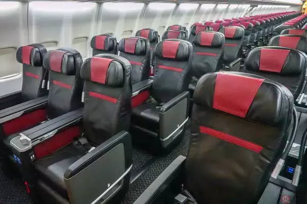 「中国製旅客機」の客室、欧米のライバルと比べると？ 「エアバス・ボーイング」の“爆売れ機”との違い、入って知る