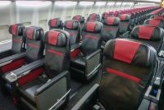 「中国製旅客機」の客室、欧米のライバルと比べると？ 「エアバス・ボーイング」の“爆売れ機”との違い、入って知る