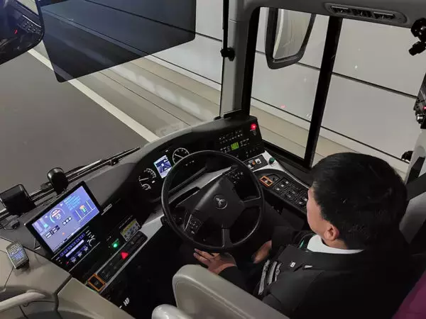 ついに実現「高速バスの“自動運転”」に乗った！ 見えてきた未来 でも「こりゃ無人化は相当先だ」 実導入の課題は山積み