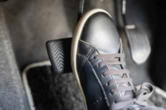 ペダル離すと“みるみる減速！” クセが強い電動車の「勝手にブレーキ」に賛否 自転車みたいに“手でブレーキ”も存在…足はもう要らない？